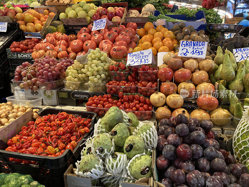 西班牙-巴塞罗那- Mercat de la Boqueria -水果和蔬菜